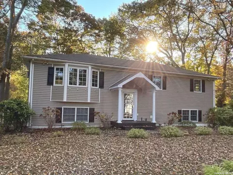 26 Oakwood Ave, Miller Place, NY 11764