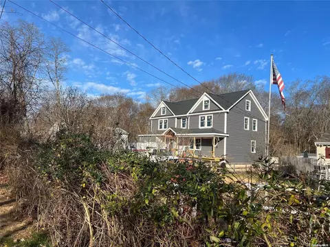 195 Wavecrest Dr, Mastic Beach, NY 11951