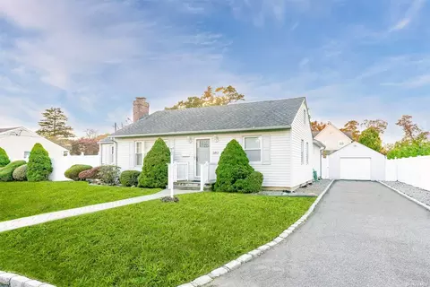 367 Walnut St, Lindenhurst, NY 11757