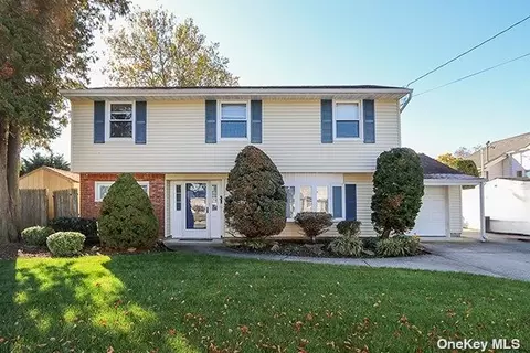 184 N Syracuse Ave, Massapequa, NY 11758