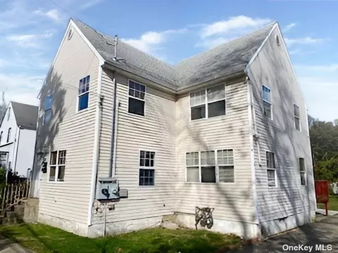 90 E Smith St, Amityville, NY 11701