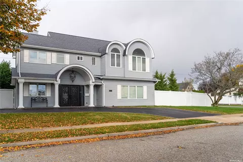 9 Collector Ln, Levittown, NY 11756