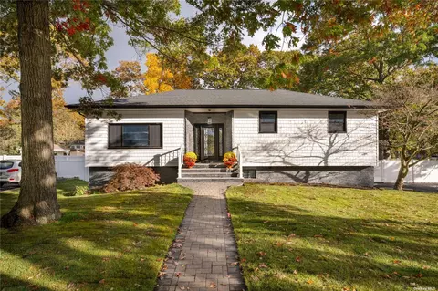 29 Fernwood Dr, Commack, NY 11725