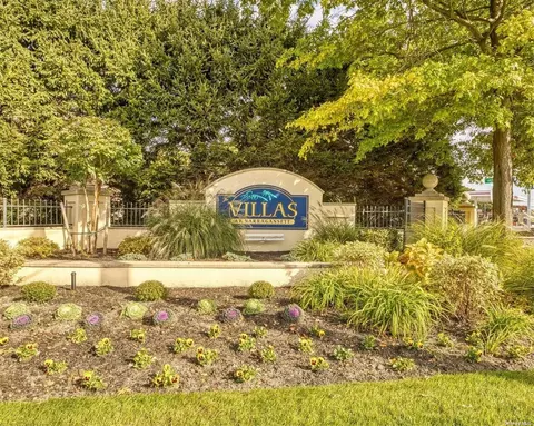 821 Narragansett Villas Dr #821, Lindenhurst, NY 11757