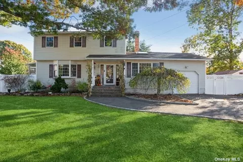 12 Schenk Dr, Shirley, NY 11967