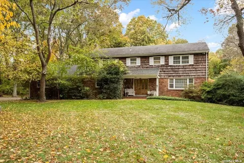 54 Rolling Hill Ln, Old Westbury, NY 11568