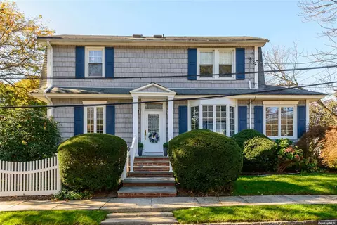22 Fairview Ave, Port Washington, NY 11050