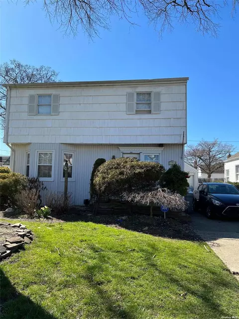 156 Gordon Rd, Valley Stream, NY 11581