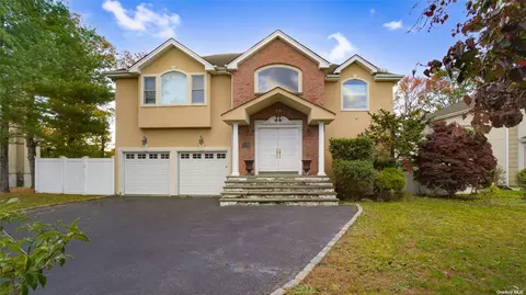 20 Laurel Ln, Old Westbury, NY 11568