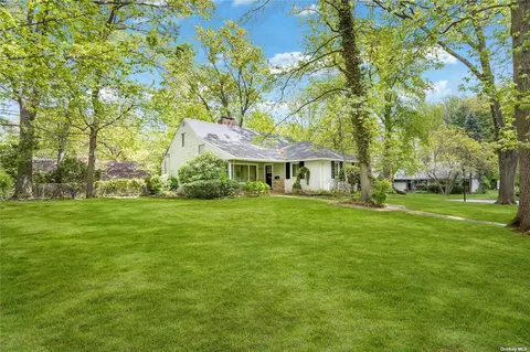 31 Shadow Ln, Great Neck, NY 11021