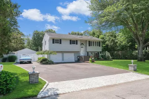 72 Juniper St, Islip, NY 11751