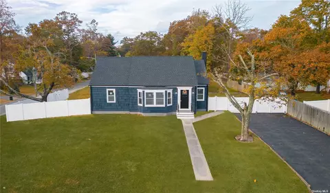 1 Roosevelt St, Rocky Point, NY 11778