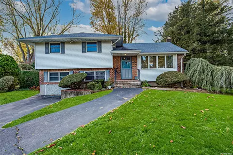 8 Fern Dr, Commack, NY 11725