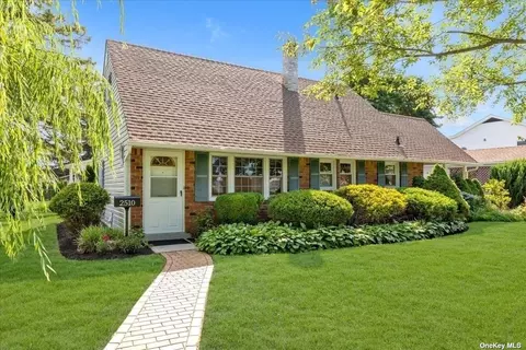 2510 2nd St, East Meadow, NY 11554