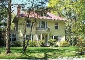 11 Oak Ln, Glen Cove, NY 11542