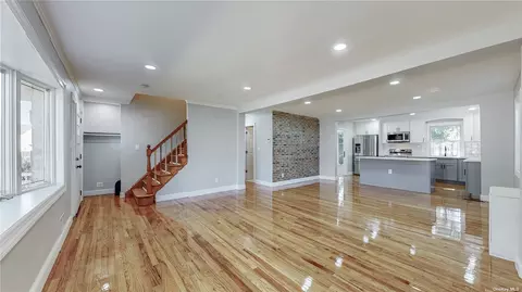 461 Maryann Ln, West Hempstead, NY 11552