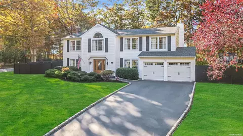20 Ramblewood Rd, Shoreham, NY 11786