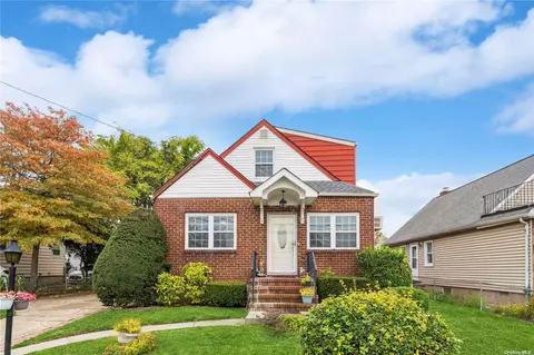92 Roeckel Ave, Valley Stream, NY 11580