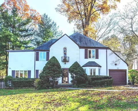 28 Woodland Pl, Great Neck, NY 11021