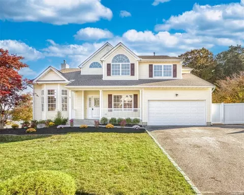 21 Oceanview Blvd, Manorville, NY 11949