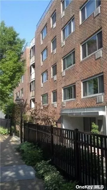 101 Clinton Ave #4H, Mineola, NY 11501