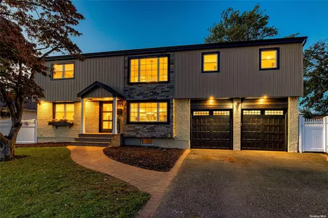 233 N Cedar St, Massapequa, NY 11758