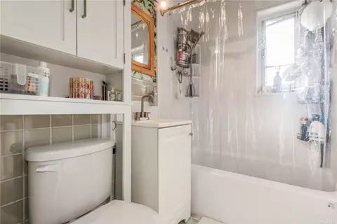 221-24 Manor Rd #UPPER, Queens Village, NY 11427