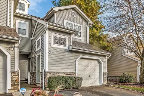 16 Carriage Ln #208, Plainview, NY 11803