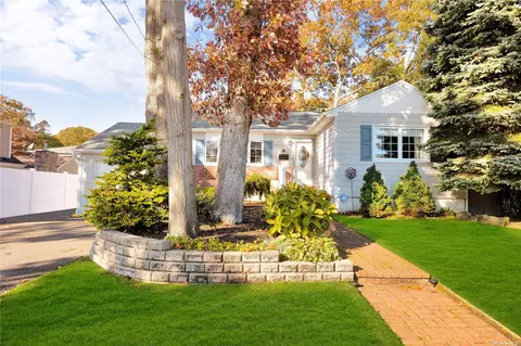 123 Kinsella Ave, Massapequa Park, NY 11762