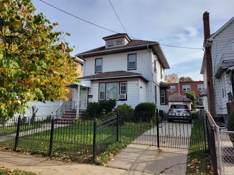 42-39 158th St, Flushing, NY 11358