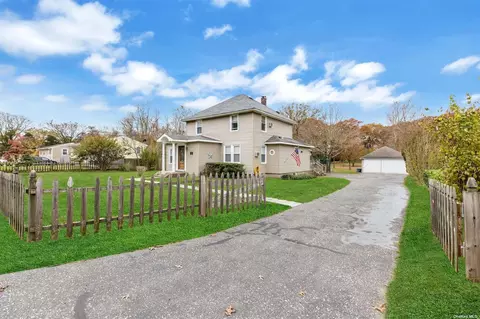 88 Brookfield Ave, Center Moriches, NY 11934