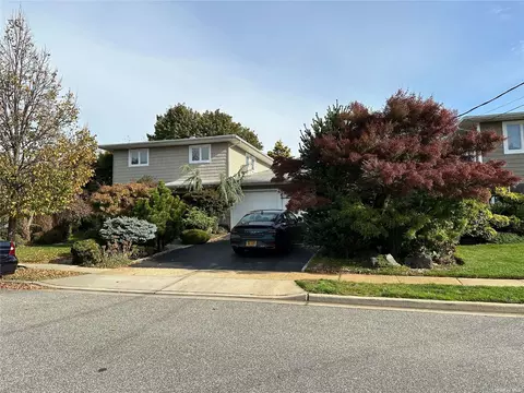 2919 Joyce Ln, Merrick, NY 11566