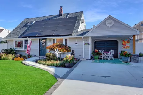 117 Center Ln, Levittown, NY 11756