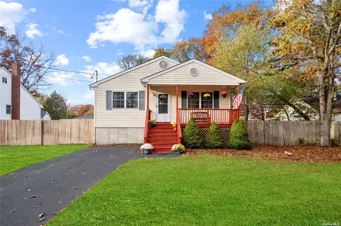 45 Palmetto Dr, Shirley, NY 11967