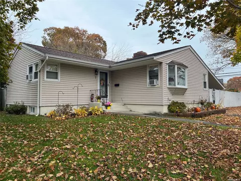 7 Bowdoin Rd, Centereach, NY 11720