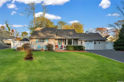 133 Connetquot Rd, Oakdale, NY 11769