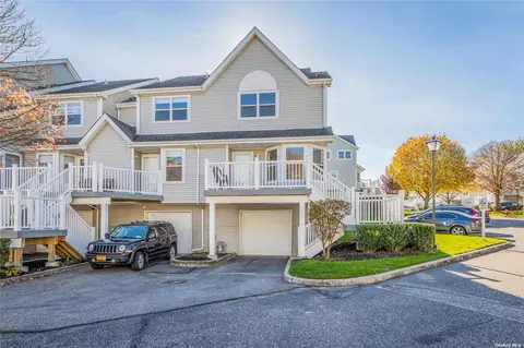 108 Leeward Ln #108, Port Jefferson, NY 11777