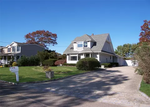 55 Mowbray St, Patchogue, NY 11772 photo 1
