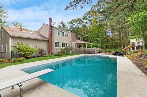2633 Roanoke Ave, Riverhead, NY 11901