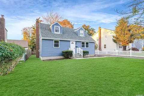 22 Vondran St, Huntington Station, NY 11746