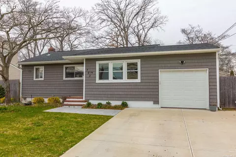 793 Densfield Rd, West Babylon, NY 11704