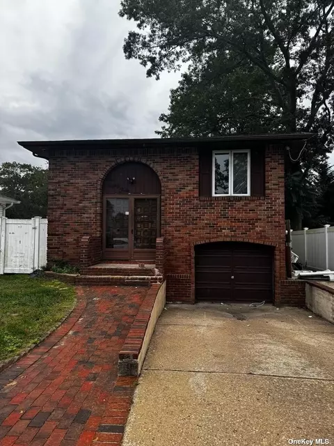 184 Eugene St, Holbrook, NY 11741