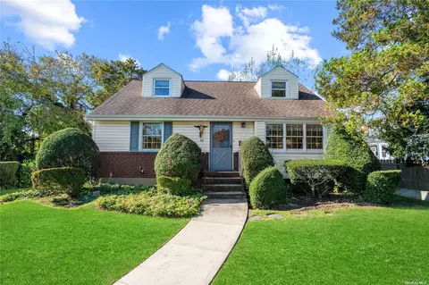 416 S Bayview Ave, Freeport, NY 11520