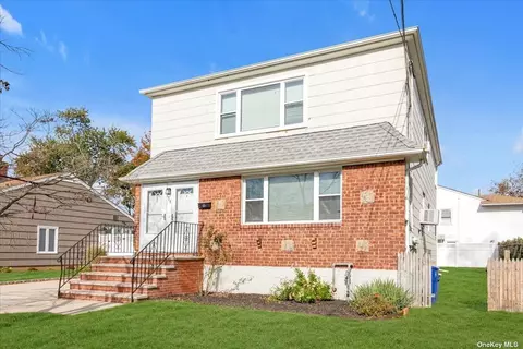 39 Allen St, Lynbrook, NY 11563