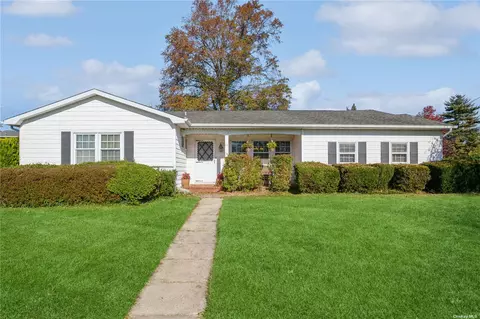 17 Griffin Pl, Greenlawn, NY 11740
