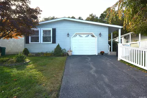 73 W Village Cir #73, Manorville, NY 11949