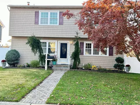 218 Park Ln, Massapequa, NY 11758