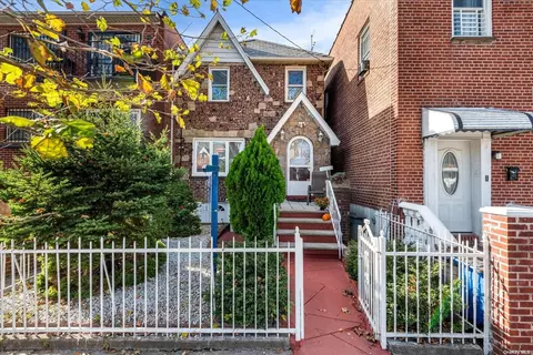 25-36 82nd St, Jackson Heights, NY 11370