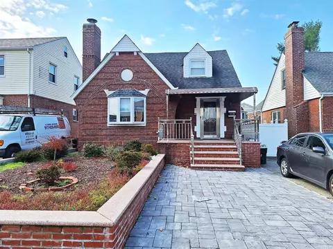 75-22 189th St, Fresh Meadows, NY 11366