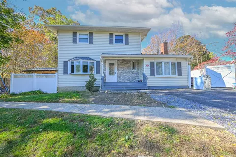 4 Adrian Dr, Lake Ronkonkoma, NY 11779